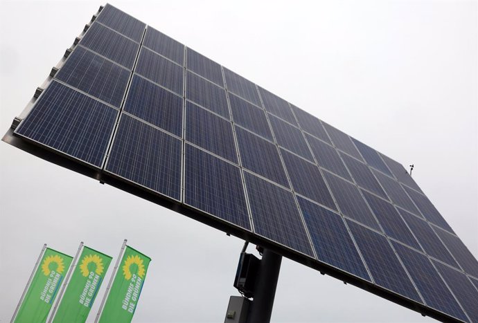 Archivo - FILED - 14 December 2024, Bavaria, Hirschaid: A solar panel can be seen at the Bavarian Greens' state delegates' conference. Photo: Karl-Josef Hildenbrand/dpa