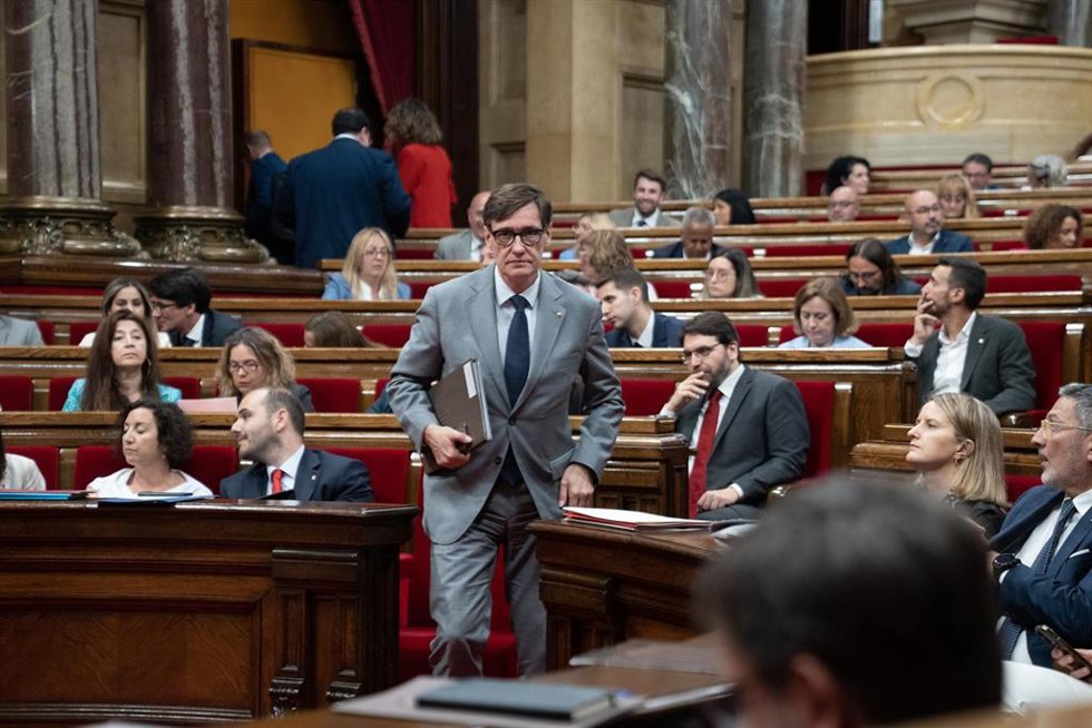 El presidente de la Generalitat de Catalunya, Salvador Illa, durante un pleno en el Parlament de Catalunya, a 4 de junio de 2025, en Barcelona, Catalunya (España).