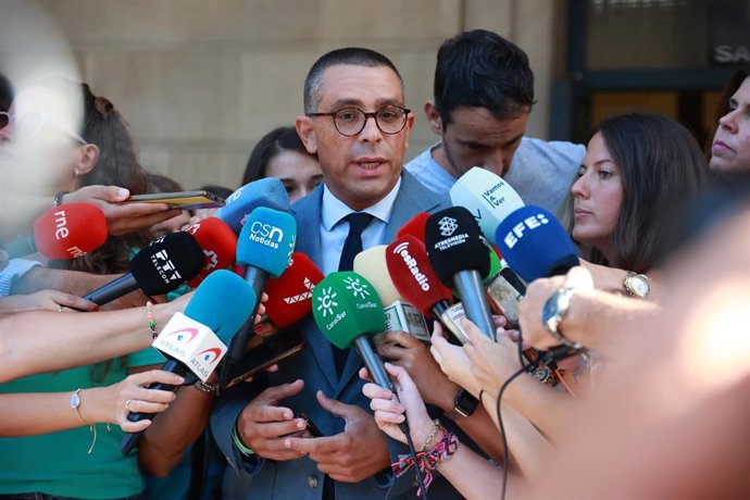 Archivo - El abogado José Antonio Sires atiende a los medios de comunicación en una de las citaciones del caso de Candy