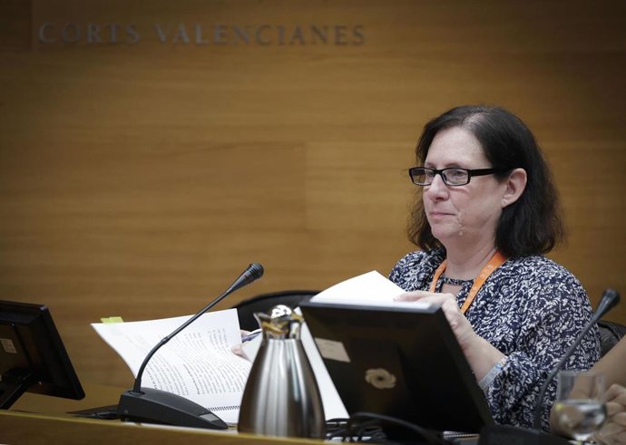 La secretaria autonómica de Cultura, Pilar Tébar, en su comparecencia en la comisión de Educación y Cultura de Les Corts para informar sobre las actuaciones para la recuperación del patrimonio cultural y los sectores culturales afectados por la dana