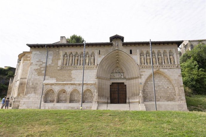 La Iglesia del Santo Sepulcro de Estella luce de nuevo con su fachada restaurada.