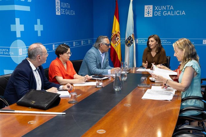 La conselleira de Medio Ambiente e Cambio Climático, Ángeles Vázquez, se reúne con el presidente de la Asociación Eólica Galega (EGA), José Manuel Pazo.