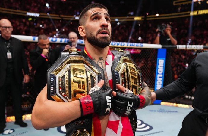 El luchador hispano-georgiano Ilia Topuria noqueó al brasileño Charles Oliveira y logró su segundo cinturón de la UFC.