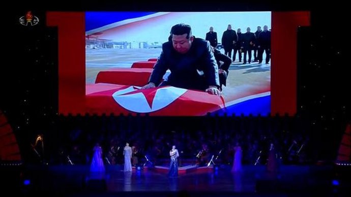 O líder norte-coreano Kim Jong Un está ao lado dos caixões dos militares mortos na Ucrânia.