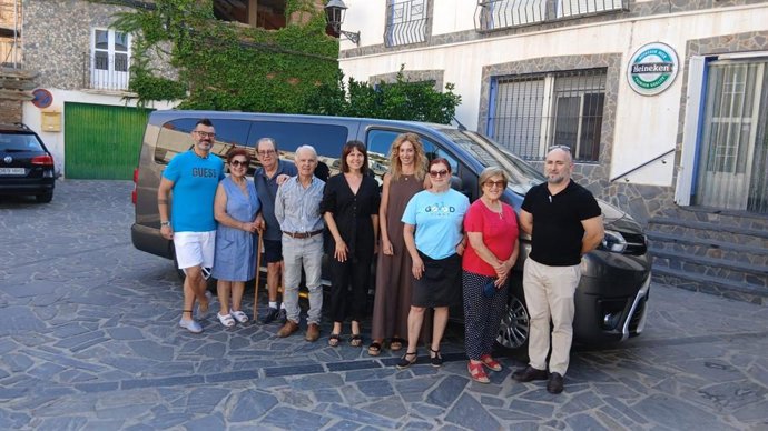 La delegada territorial de Fomento, Dolores Martínez, visita el servicio de taxi de Velefique (Almería) del plan Andalucía Rural Conectada.