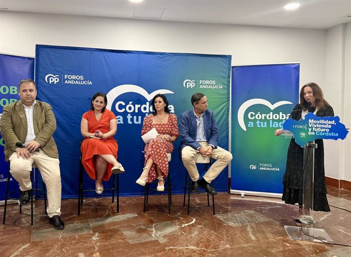 La coordinadora de Fomento, Articulación del Territorio y Vivienda del PP de Andalucía, Rocío Díaz, en el Foro Movilidad, vivienda y futuro en Córdoba, organizado por el partido.