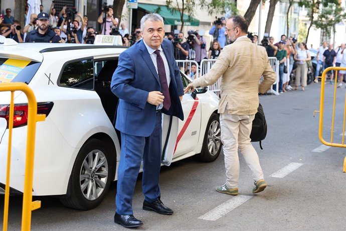 El exsecretario de Organización del PSOE Santos Cerdán a su llegada a declarar en el Tribunal Supremo, a 30 de junio de 2025, en Madrid (España). 