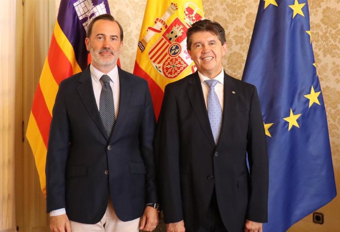 El presidente del Parlament, Gabriel Le Senne, y el cónsul de Colombia en Palma, Rafael Guillermo Arismendy.