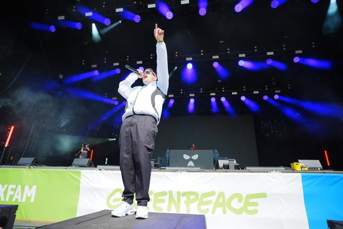 28 de junho de 2025, Reino Unido, Glastonbury: Kneecap, trio irlandês de hip hop de Belfast, se apresenta no West Holts Stage durante o Glastonbury Festival em Worthy Farm, Somerset. Foto: Ben Birchall/PA Wire/dpa