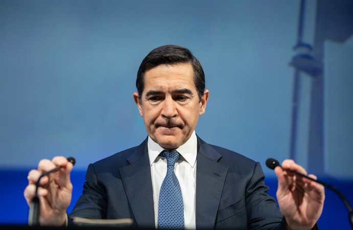 Archivo - El presidente de BBVA, Carlos Torres Vila, durante una rueda de prensa, en el Auditorio Ciudad BBVA, a 30 de enero de 2025, en Madrid (España). BBVA cerró 2024 con un beneficio neto de 10.054 millones de euros, un 25,4% más en euros corrientes q