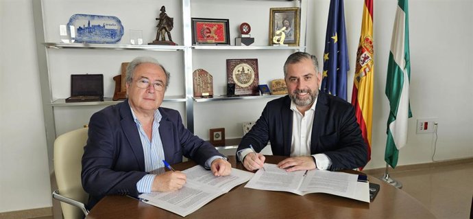Antonio Díaz y Mariano José Gálvez, durante la firma del acuerdo, en la sede de la patronal cordobesa.