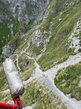 El helicóptero rescata a un senderista por un golpe de calor en Picos de Europa