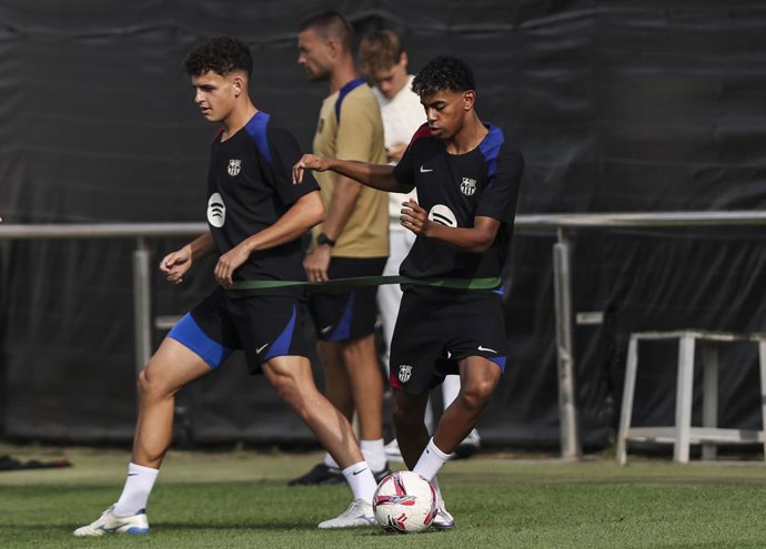 Archivo - Lamine Yamal and Sergi Dominguez during the training day of FC Barcelona ahead the Spanish League, La Liga EA Sports, football match against Real Madrid at Ciudad Esportiva Joan Gamper on October 25, 2024 in Sant Joan Despi, Barcelona, Spain.