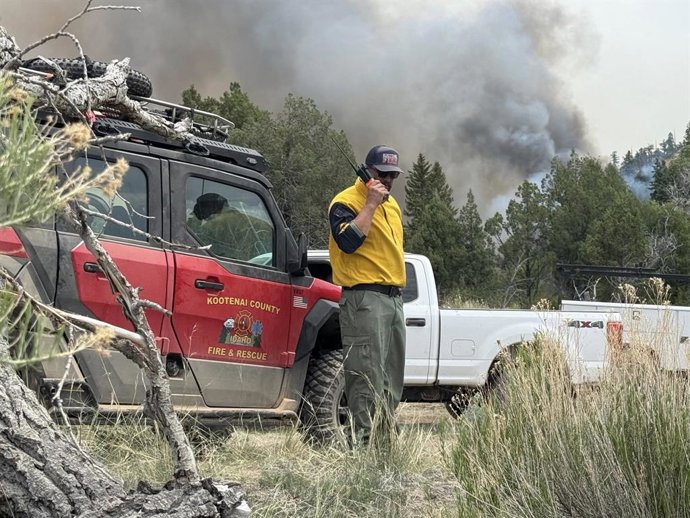 Bombeiros em um incêndio no condado de Kootenai, Idaho (EUA)