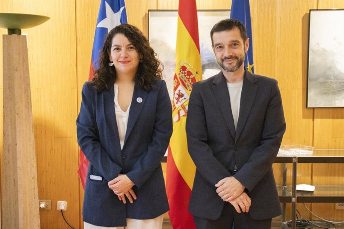 La ministra de Desarrollo Social y Familia de Chile, Javiera Toro, y el ministro de Derechos Sociales, Consumo y Agenda 2030, Pablo Bustinduy.