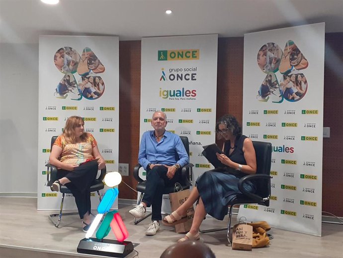 Encuentro de personas ciegas de la ONCE con el periodista asturiano Juan Ramón Lucas.