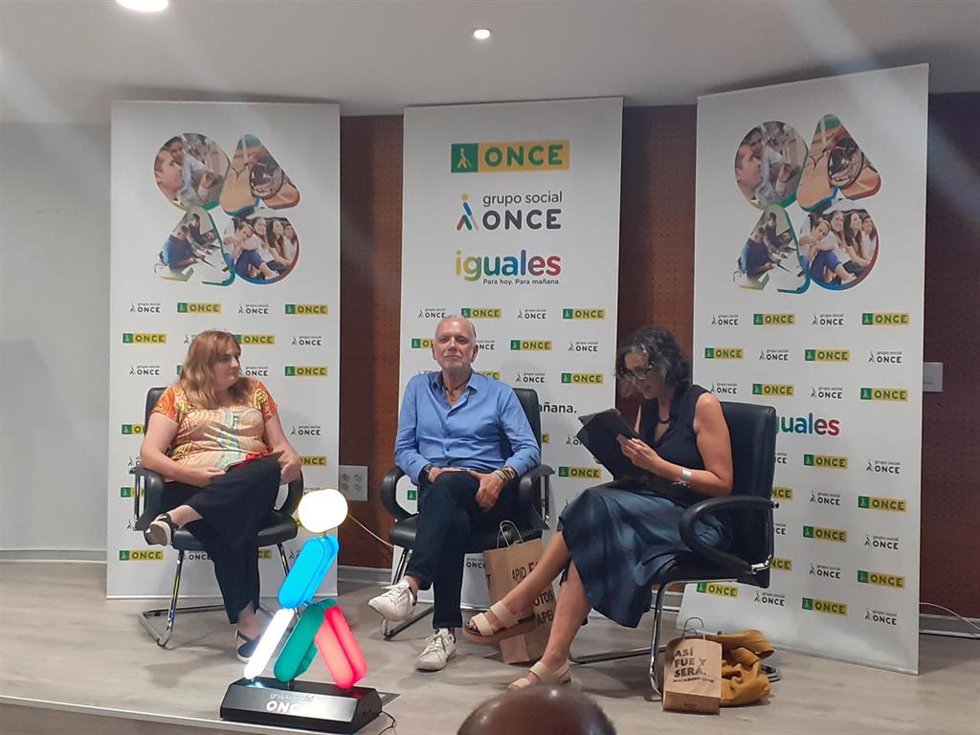 Encuentro de personas ciegas de la ONCE con el periodista asturiano Juan Ramón Lucas.