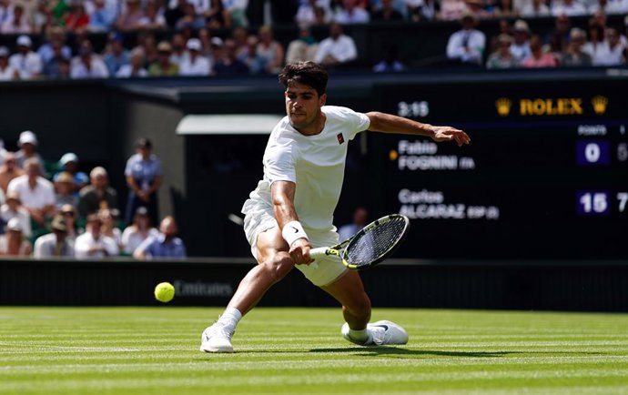 30 de junho de 2025, Reino Unido, Londres: O tenista espanhol Carlos Alcaraz em ação contra o italiano Fabio Fognini no primeiro dia do Wimbledon Championships 2025 no All England Lawn Tennis and Croquet Club. Foto: Ben Whitley/PA Wire/dpa