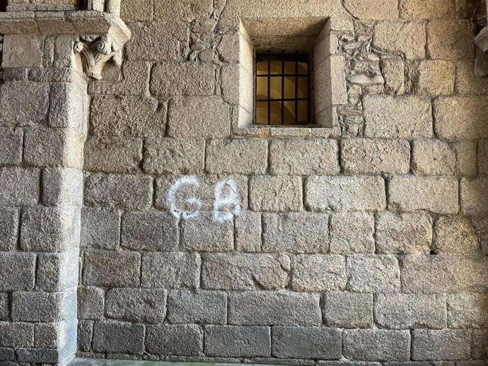 Pintada aparecida en el arco del Pazo de Xelmírez, fotografiada en la tarde del 30 de junio de 2025.