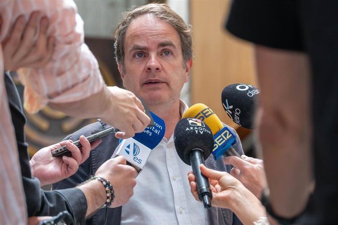 Archivo - El consejero Roberto Bermúdez de Castro, atiende  a los medios de comunicación.