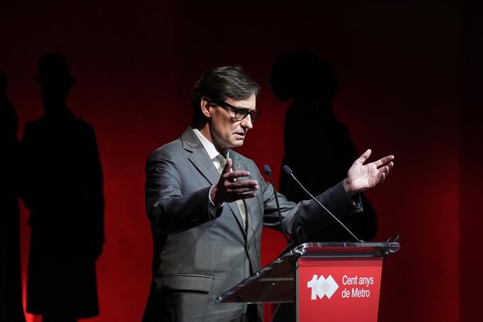 El presidente de la Generalitat, Salvador Illa, en el acto institucional del centenario de Metro que TMB ha celebrado en el paraninfo de la Escola Industrial de Barcelona.