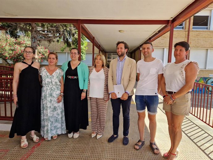 La consejera y el presidente de la DPH han visitado el CEIP Víctor Mendoza.