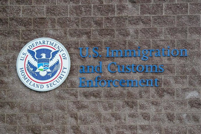 28 de junho de 2025, Williamsport, Pensilvânia, Estados Unidos: O selo do Departamento de Segurança Interna dos Estados Unidos é visto na parte externa de um escritório administrativo e centro de processamento do U.S. Immigration and Customs Enforcement (