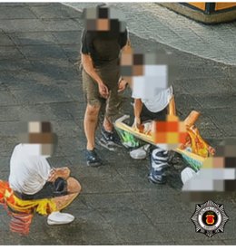 La Policía Local investiga a cuatro personas por vandalizar el área infantil de la Plaza de la Constitución de Cuenca