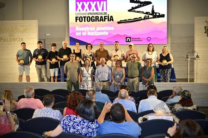 Foto de familia de los ganadores de la 36 edición del Certamen de Fotografía de la Diputación de Palencia.