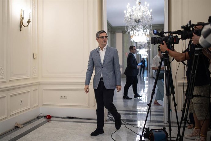 El ministro de la Presidencia, Justicia y Relaciones con las Cortes, Félix Bolaños, a su llegada a una rueda de prensa con motivo de las solicitudes recibidas de las Becas SERÉ, en el Palacio de Parcent, a 28 de junio de 2025, en Madrid (España).