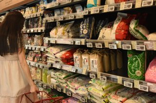 Archivo - TOKYO, May 21, 2025  -- A consumer shops for rice at a supermarket in Tokyo, Japan, May 21, 2025. Japan's Agriculture, Forestry and Fisheries Minister Taku Eto on Wednesday submitted his resignation to Prime Minister Shigeru Ishiba after facing 