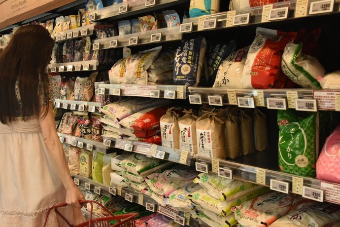 Archivo - TOKYO, May 21, 2025  -- A consumer shops for rice at a supermarket in Tokyo, Japan, May 21, 2025. Japan's Agriculture, Forestry and Fisheries Minister Taku Eto on Wednesday submitted his resignation to Prime Minister Shigeru Ishiba after facing 
