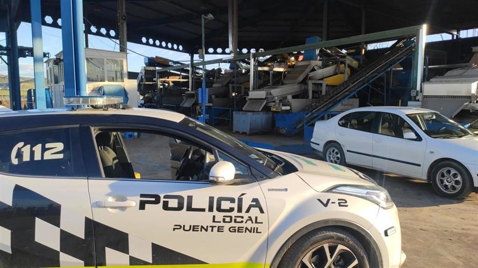 Archivo - Imagen de archivo de coches patrulla de la Policía Local de Puente Genil. 