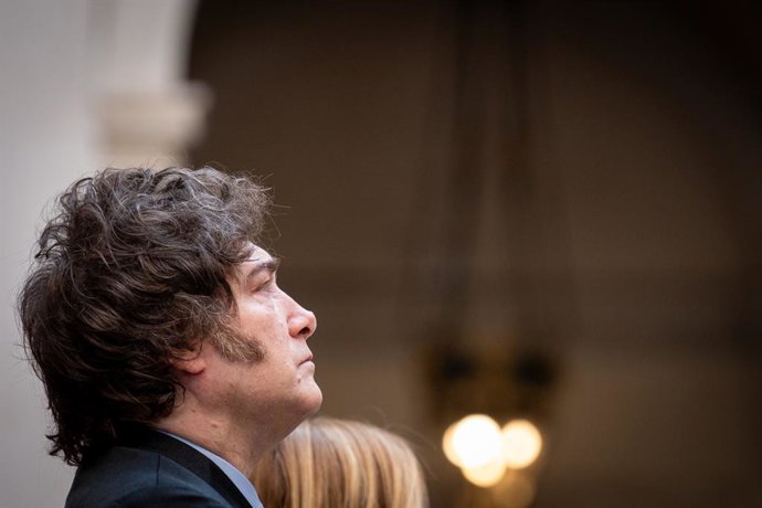 6 de junho de 2025, Roma, Itália: A primeira-ministra italiana Giorgia Meloni e o presidente da República da Argentina, Javier Milei, passam em revista a guarda de honra no Palazzo Chigi.