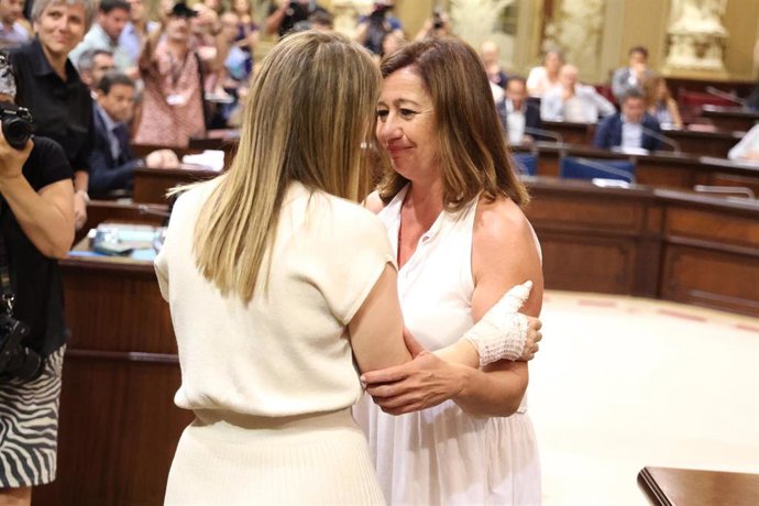 Archivo - La nueva presidente del Govern Balear, Marga Prohens (i), saluda a la presidenta saliente, Francina Armengol (d).