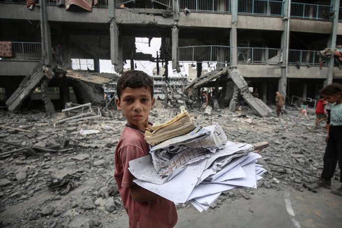 30 de junho de 2025, Cidade de Gaza, Faixa de Gaza, Território Palestino: Palestinos inspecionam a destruição dos prédios após os ataques israelenses à Escola Al-Falah, localizada no bairro de Zaytoun, na Cidade de Gaza, Gaza, em 30 de junho de 2025. Sala