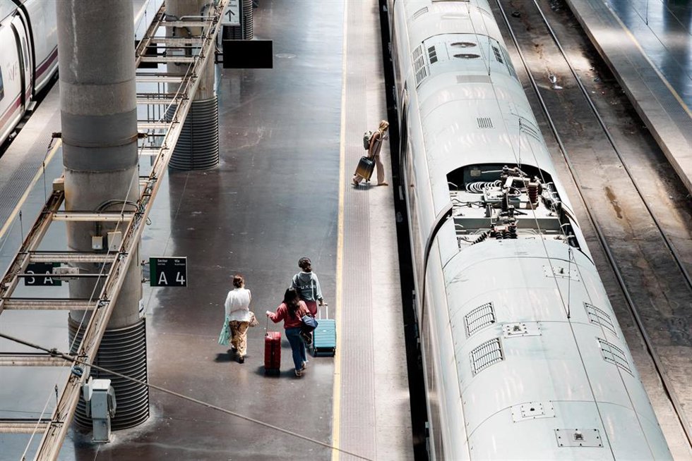 Varias personas en los uno de los andenes de la estación Puerta de Atocha-Almudena Grandes, durante la primera operación salida del verano 2025, a 27 de junio de 2025, en Madrid (España). Renfe ofertará más de 22,5 millones de plazas para viajar en todo
