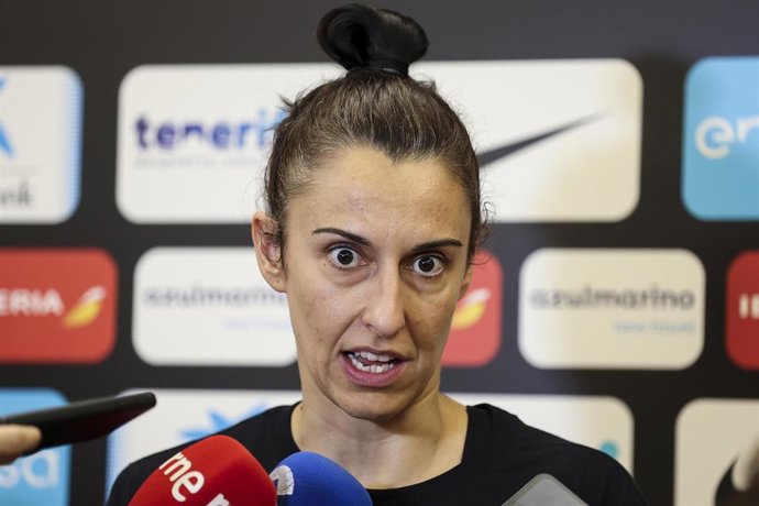 Alba Torrens atendiendo a los medios de comunicación