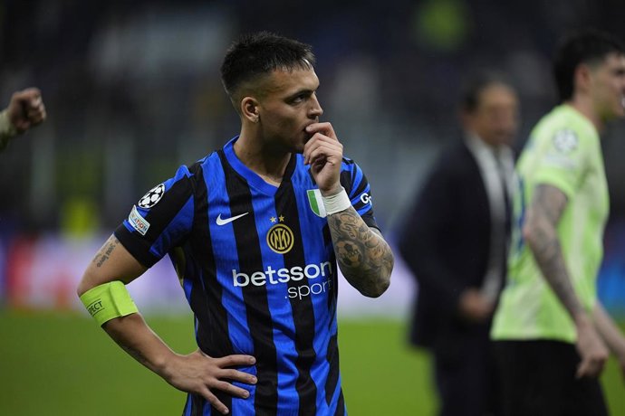 Archivo - Lautaro Martinez, da Inter, observa durante a partida de ida da semifinal da Liga dos Campeões da UEFA 2024/25 entre FC Internazionale Milano e FC Barcelona no Estádio Giuseppe Meazza em 06 de maio de 2025 em Milão, Itália.