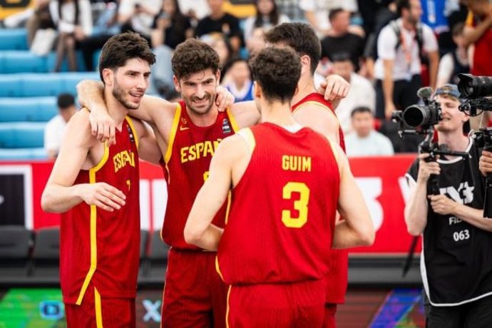 Carlos Martínez (centro) abraza a sus compañeros tras ganar un partido en el Munfdial de 3x3 de 2025