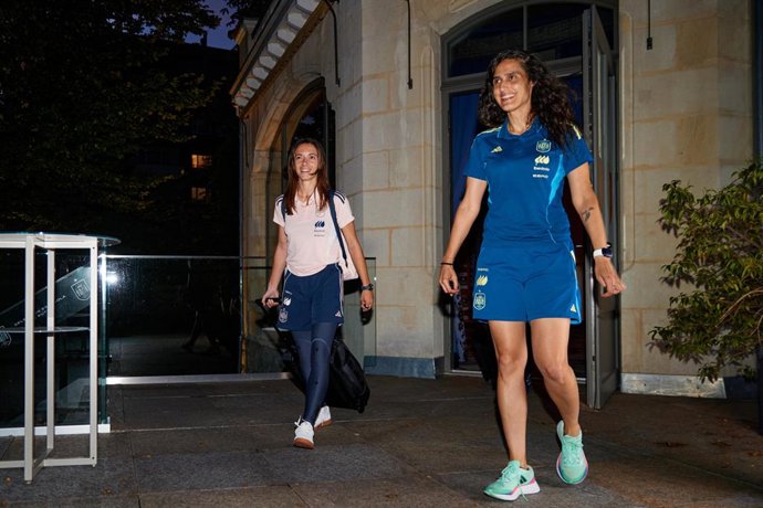 Aitana Bonmatí, da seleção espanhola, com o técnico Montse Tomé, em sua chegada ao campo de treinamento da equipe nacional.