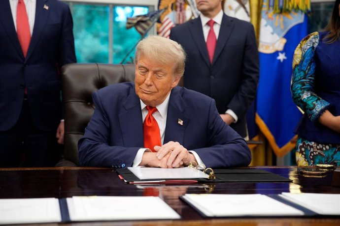 27 de junho de 2025, Washington, Distrito de Colúmbia, EUA: O presidente dos EUA, Donald Trump, fala durante uma reunião com a ministra das Relações Exteriores da República Democrática do Congo, Therese Kayikwamba Wagner (à direita), e o ministro das Rela