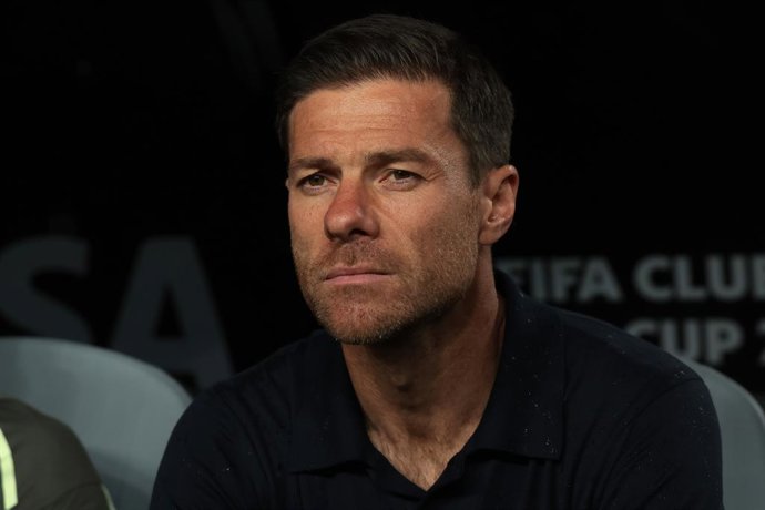 26 de junho de 2025, EUA, Filadélfia: O técnico do Real Madrid, Xabi Alonso, observa antes do início da partida entre FC Salzburg e Real Madrid pela Copa do Mundo de Clubes da FIFA no Lincoln Financial Field. Foto: Jonathan Moscrop/CSM via ZUMA Press Wire
