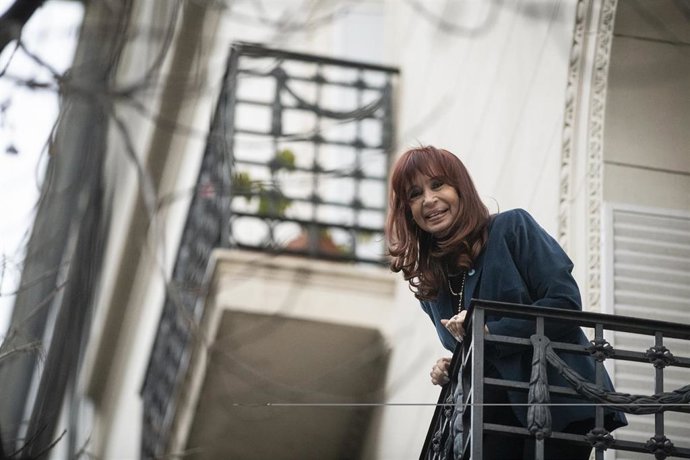 La expresidenta argentina Cristina Fernández de Kirchner saluda a simpatizantes desde el balcón de su residencia, en la que cumple prisión domiciliaria