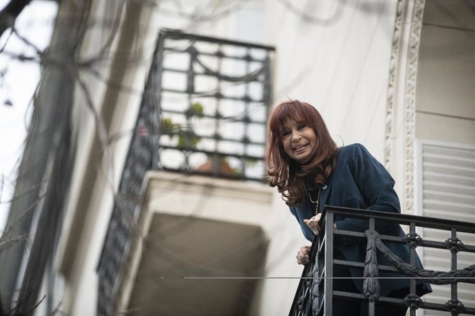 13 de junho de 2025, Buenos Aires, Argentina: A ex-presidente argentina Cristina Fernández de Kirchner cumprimenta os apoiadores na varanda de sua residência em Buenos Aires, três dias após a Suprema Corte ter confirmado sua condenação por corrupção.