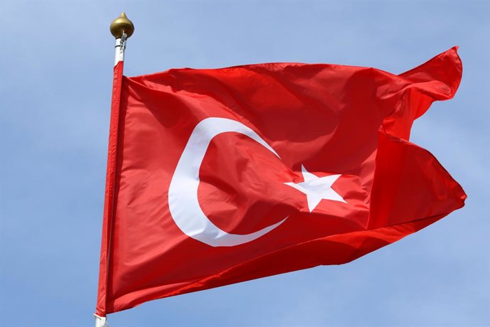 20 de junho de 2025, São Petersburgo, Rússia: A bandeira nacional da República da Turquia tremulando ao vento em um mastro em São Petersburgo, Rússia.