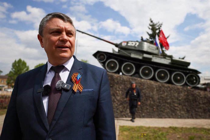 Archivo - RÚSSIA, LUGANSK - 9 de maio de 2025: Leonid Pasechnik, chefe da República Popular de Lugansk, participa de uma cerimônia para colocar um tanque T-34 do tempo da guerra em sua base como um sinal de boas-vindas na entrada da cidade no Dia da Vitór