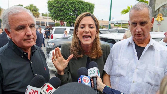 Archivo - Arquivo - 4 de abril de 2025: Os representantes dos EUA em Miami. Carlos Gimenez, Maria Elvira Salazar e Mario Diaz-Balart, da esquerda para a direita, apoiaram a proteção ao casamento.