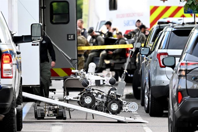 1º de junho de 2025, Boulder, Colorado, EUA: Um robô de descarte de material explosivo é carregado de volta em um caminhão após ser usado por agentes da lei no local para investigar um ataque no Pearl Street Mall em Boulder, Colorado, em 1º de junho de 20
