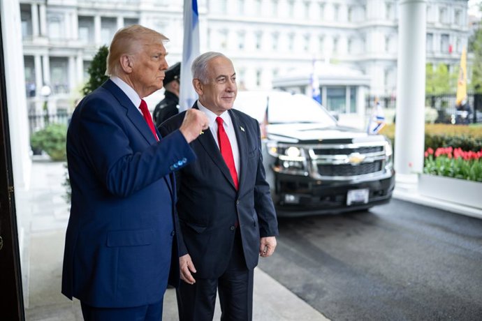 Archivo - 7 de abril de 2025, Washington, Distrito de Columbia, EUA: O presidente Donald Trump cumprimenta o primeiro-ministro israelense Benjamin Netanyahu, na segunda-feira, 7 de abril de 2025, no lobby da ala oeste da Casa Branca.